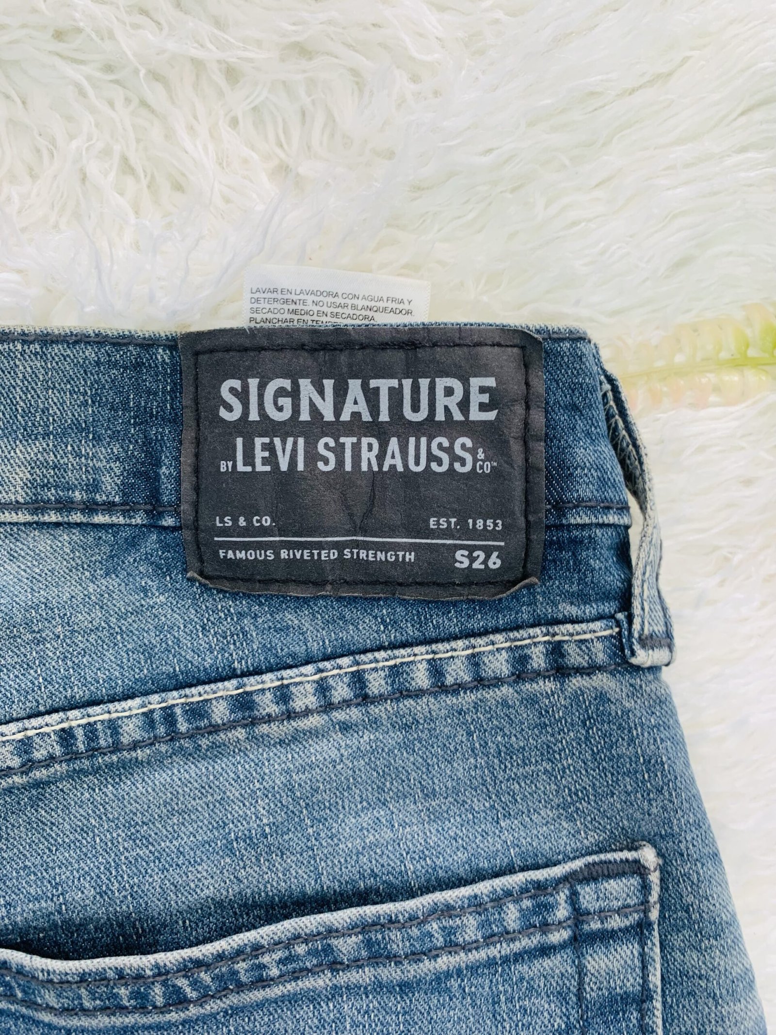 Signature Levi Strauss Jeans Size 32-34 - Image 2