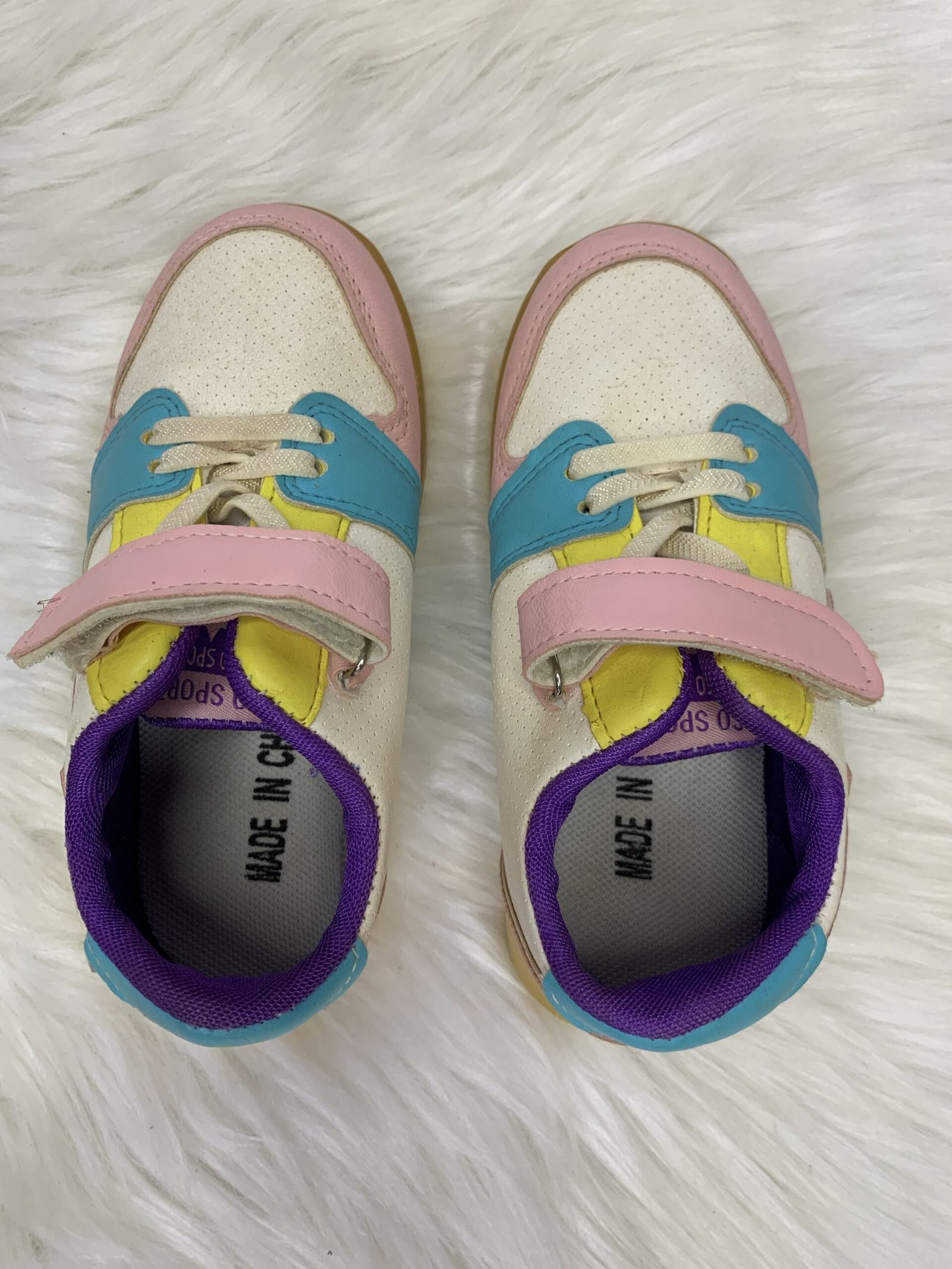 Original Nike Beautiful & Colorful Kids Shoe - Image 3