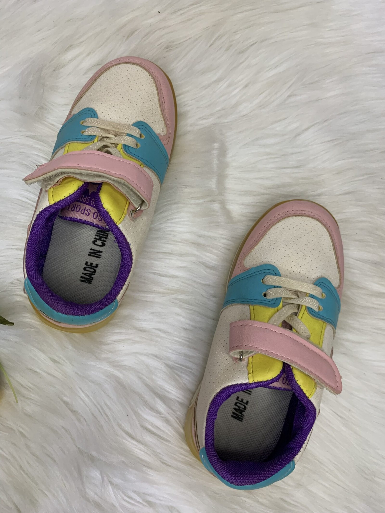 Original Nike Beautiful & Colorful Kids Shoe - Image 2